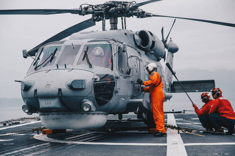 圖為海軍S-70C（M）反潛直升機，是海軍反潛航空作戰隊的主力機種，飛行員頭盔使用的是白色外觀的HGU-84P飛行頭盔。（圖：取自中華民國海軍臉書專頁）