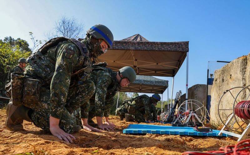 官兵執行各項接續作業前，皆會以雙手貼地默數5秒，進行觸地「放電」程序。（圖：取自軍媒青年日報）