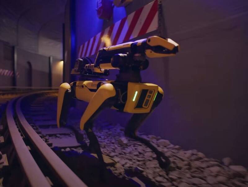 圖為波士頓動力開發的機器狗，可搭載各式器械及感測器，進入到空間受限區域。（圖片擷取自波士頓動力Youtube）
