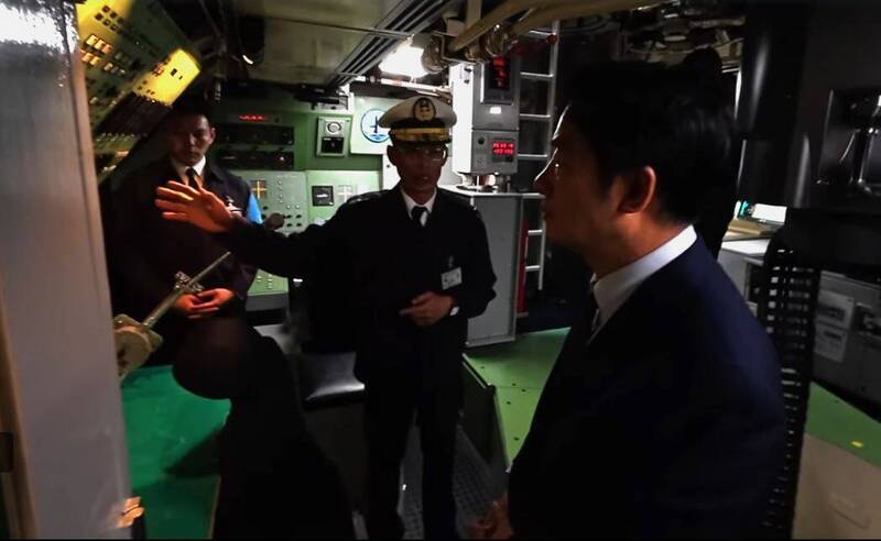 賴清德總統昨天登上「海龍」潛艦，了解「劍龍級潛艦」性能提升後的現役潛艦戰力，同時聽取256戰隊長王田耀宗少將的說明。（圖：取自總統府影片）
