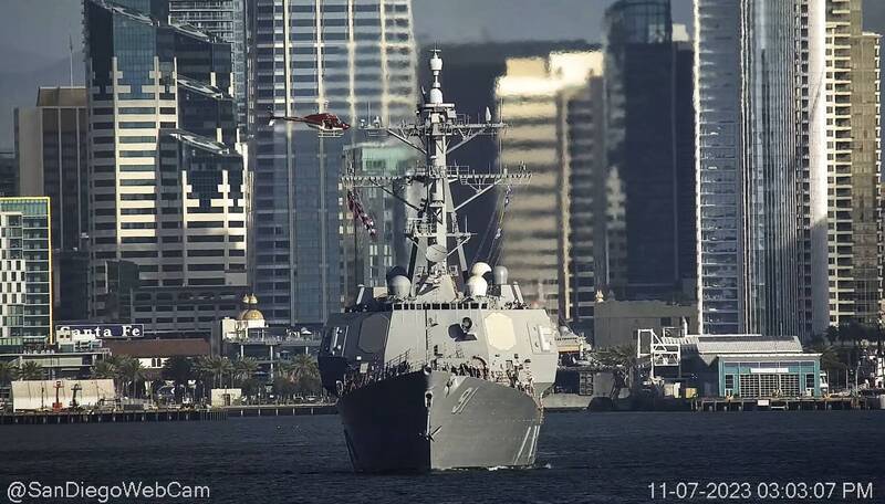 圖為伯克級驅逐艦「平克尼號」接受完電戰改裝外觀。（圖取自聖地牙哥港口直播）