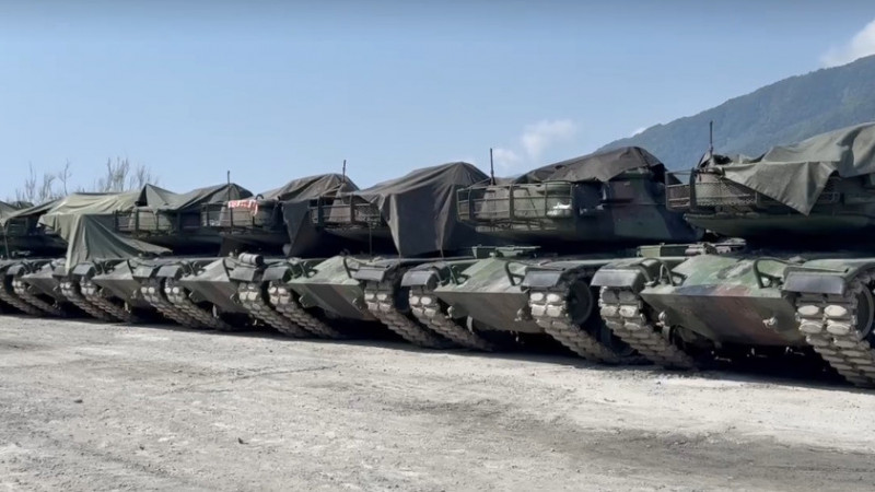 國軍將在台東太麻里演習，目前已可見戰車整齊排列，展現壯盛軍容。（記者黃明堂翻攝）