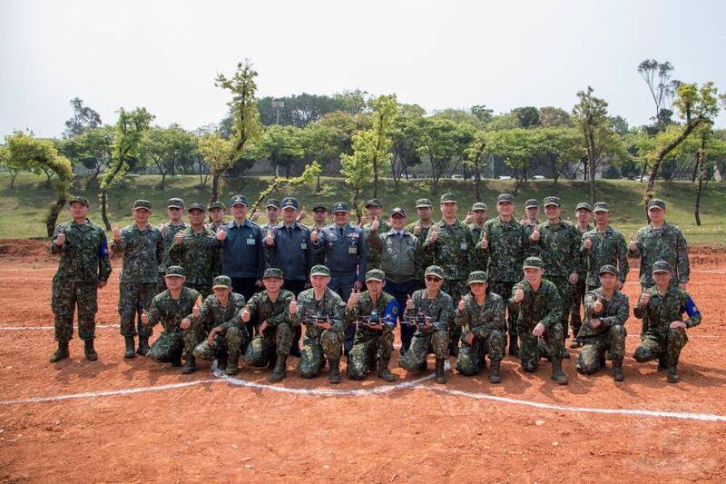 「大學長」回娘家了！ 徐斯儉赴269旅勉官兵熟稔操作無人機
