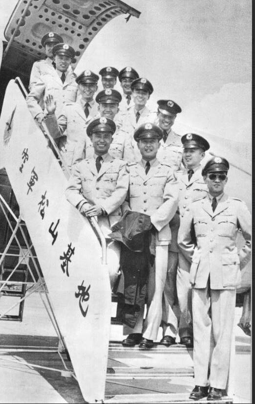 雷虎小組受邀前往美國表演，搭空軍C-46出發先前往菲律賓。（圖：燎原出版授權提供）