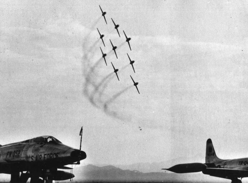 1959年我國空雷虎小組羅化平等12位飛行員應邀赴美訪問，還使用美軍基地內的F-86軍刀機，將中華民國空軍的青天白日徽與尾舵的藍白條紋漆上飛機，飛行在美國華府上空。圖為雷虎小組當年在華府表演時所施展的九機小轉彎。（圖：燎原出版授權提供）