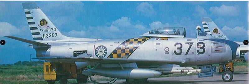 隸屬雷虎特技小組的F-86戰鬥機。（圖：燎原出版授權提供）