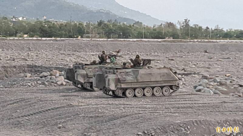 裝甲車在太麻里河床待命（記者黃明堂攝）
