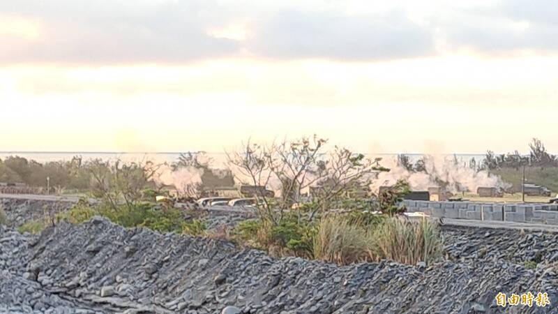 榴彈朝海面射擊。（記者黃明堂攝）