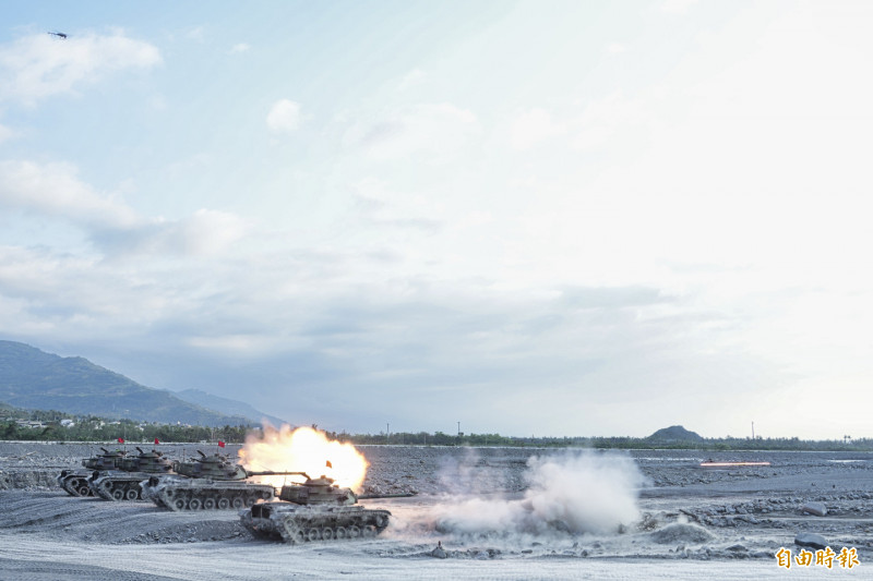 台東太麻里鄉今早由國軍舉行「正義操演」、戰車近距離開砲射擊。（記者劉人瑋攝）