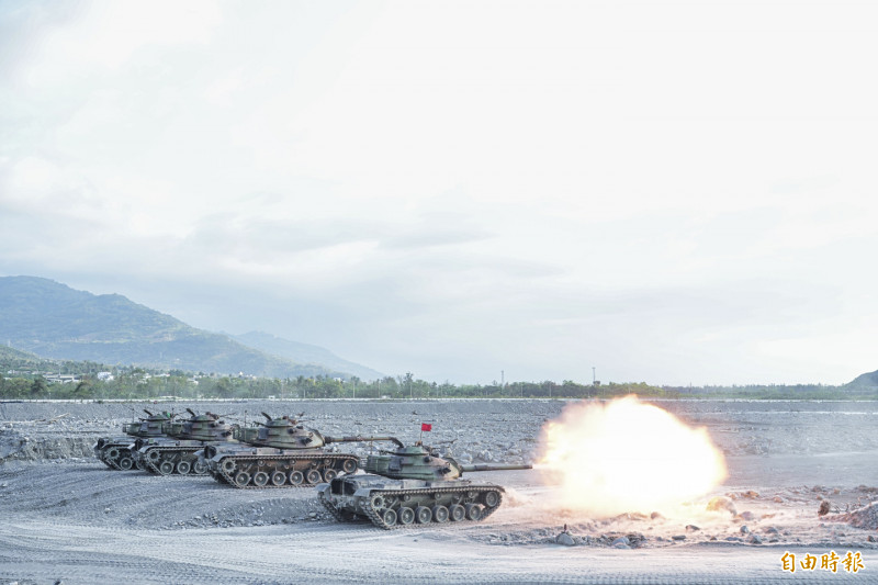 這次國軍是在繼去年於太麻里溪口操演後再度舉行，但今年規模更大、距離更近。（記者劉人瑋攝）
