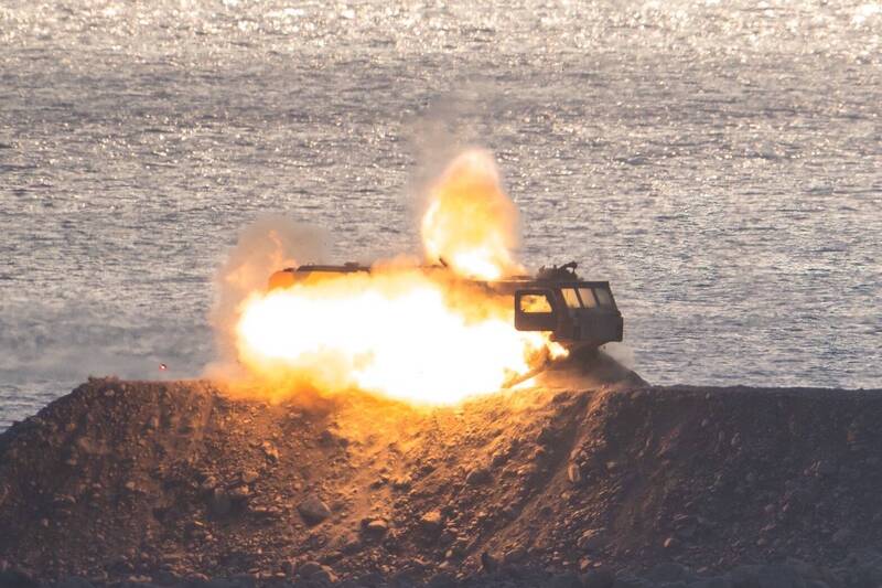 第2作戰區於太麻里地區實施實彈射擊，展現官兵以「真實力建構嚇阻力」的勤訓精練成果。（圖取自青年日報）