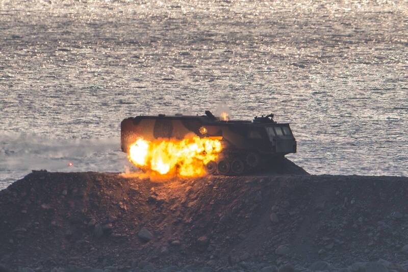 第2作戰區於太麻里地區實施實彈射擊，展現官兵以「真實力建構嚇阻力」的勤訓精練成果。（圖取自青年日報）