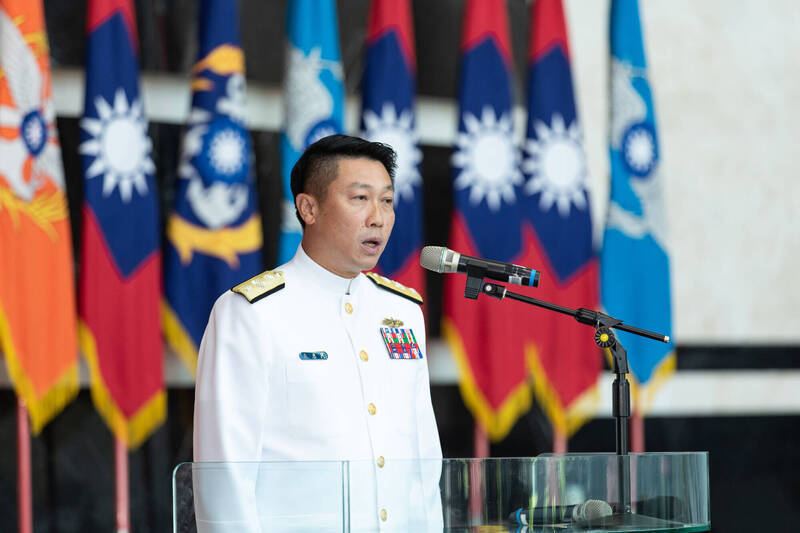 國防部核定由朱惠民調升為海軍參謀長，並晉任海軍中將。圖為朱惠民在2023年8月擔任124艦隊長時，帶領艦隊榮獲國軍模範團體的殊榮。（國防部提供）