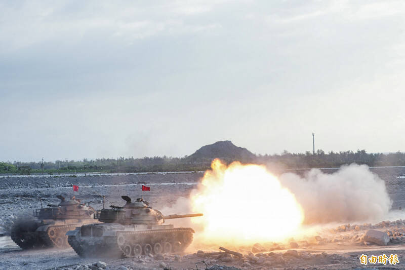 戰車近距離射擊，民眾感受十足震撼。（記者劉人瑋攝）