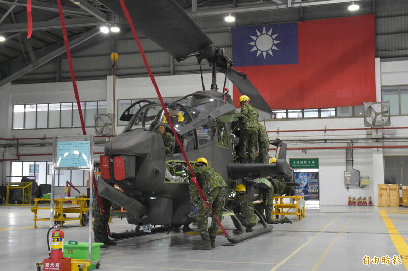 圖為官兵於陸軍航空勤務廠內對眼鏡蛇直升機全機體檢修。（記者吳哲宇攝）