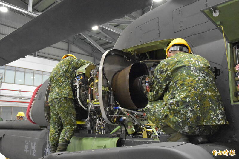 官兵以敲擊、目視方式檢修發動機段。（記者吳哲宇攝）