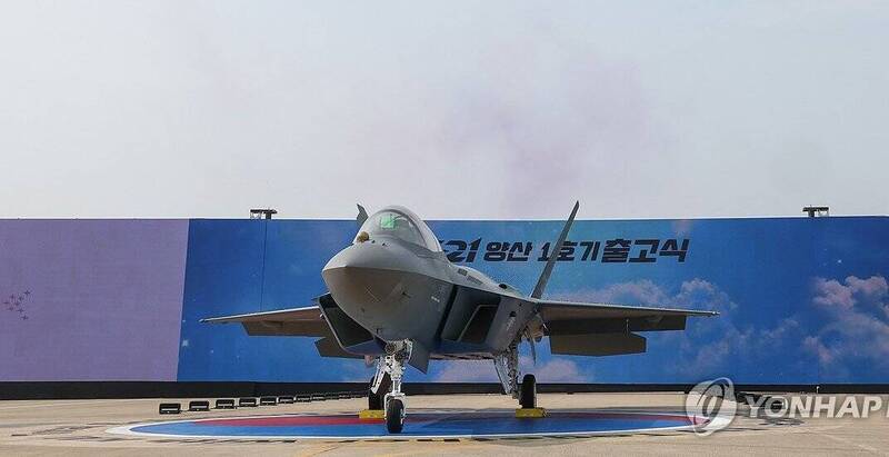 （影）南韓KF-21進入量產 首架戰機完成製造出廠