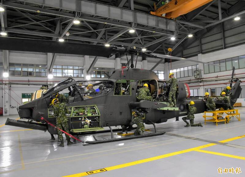 官兵打開眼鏡蛇直升機各段實施檢修。（記者吳哲宇攝）