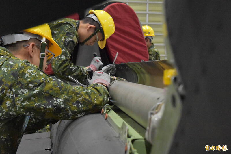 官兵檢修直升機尾翼段。（記者吳哲宇攝）