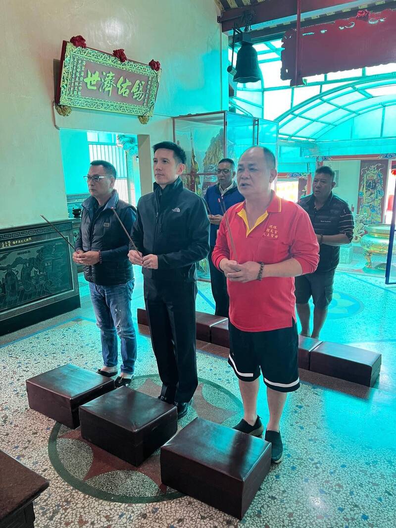 宋振亞在擔任海鋒大隊第二大隊長時，曾率同僚到小琉球的朝天宮參香，祈求國泰民安 風調雨順 ，海軍弟兄平安順遂。（圖：取自小琉球朝天宮臉書專頁）