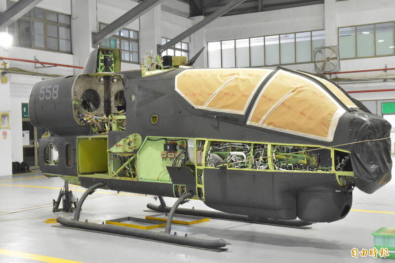 圖為已拆解待維修的眼鏡蛇直升機。（記者吳哲宇攝）