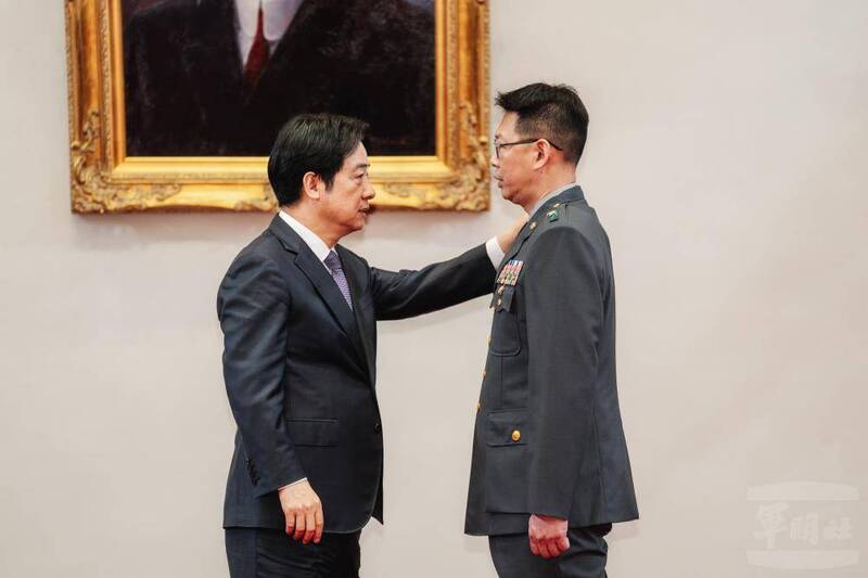 賴總統為新任國防部文宣心戰處長王宜弘少將授階。（圖：軍聞社提供）