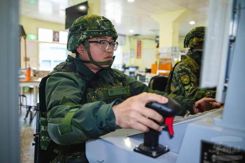 官兵在指揮所內操作近程防衛武器系統，1人就能遙控多門20機砲，向同一目標實施射擊。（圖：軍聞社提供）