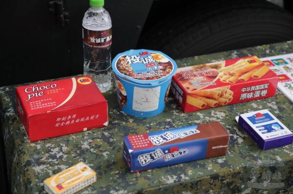 國防部心戰大隊在2019年曾公開展示戰時軍方的心戰手段，除了心戰喊話車以及心戰作業車之外，外包裝上印有簡體字與我國旗的心戰「投誠食品」成為眾人焦點，更讓老共跳腳。（圖：軍聞社提供）