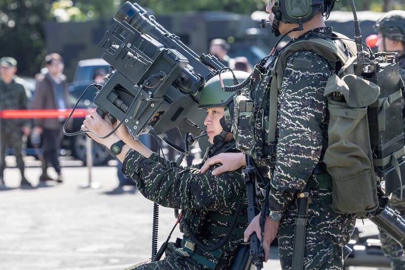 「衛戍第二戰鬥隊」去年在展示衛戍戰鬥能力時，現場由陸戰隊官兵操作雙聯裝刺針飛彈丶40榴彈悍馬車等裝備，代表空軍松山基地的防空戰力，除了原本空軍防空砲兵部隊操作的雙聯裝20公厘防空快之外，還新增了雙聯裝刺針飛彈，具有短程的精準防空飛彈戰力，為空軍松山基地提供更強大的防空戰力。（圖：取自國防部臉書專頁）