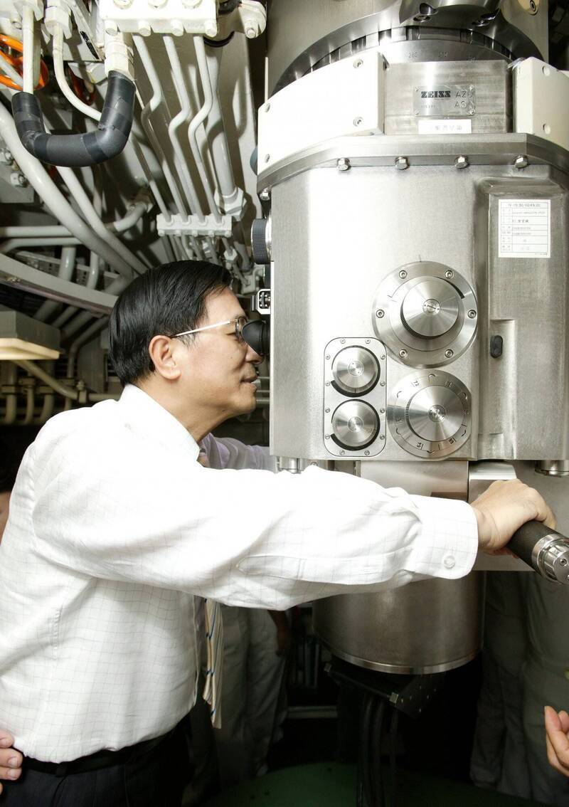 前總統陳水扁任內曾登上劍龍級潛艦中的「海虎」潛艦，並以潛望鏡掌握水面動態，當時的潛望鏡為穿透式光學潛望鏡，潛望鏡右側還有多個轉鈕。（資料照/總統府提供）