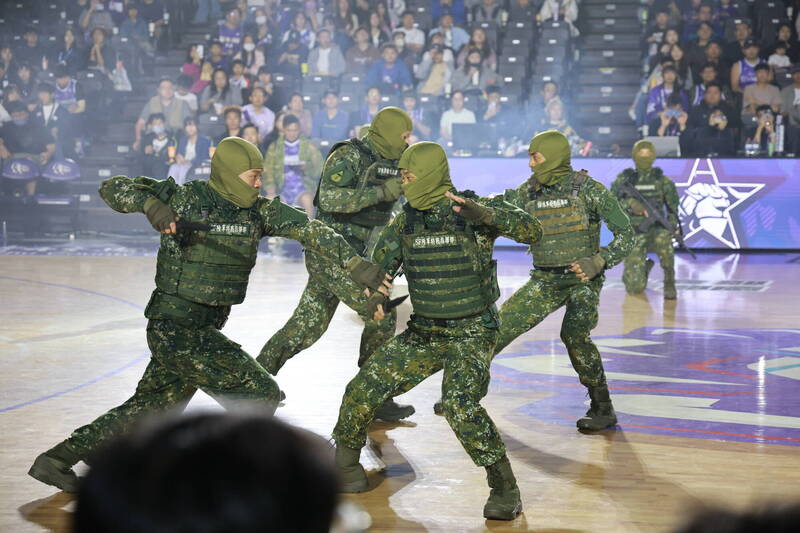 陸軍特戰指揮部戰技隊29日在球場上實施戰技操演。（新竹攻城獅球團提供）
