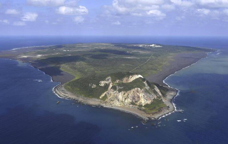 日本防衛大臣小泉進次郎在硫磺島宣布，為應對軍事活動日趨活躍的中國，防衛省將於4月設立探討自衛隊必要體制的「太平洋防衛構想室」。（美聯社檔案照）