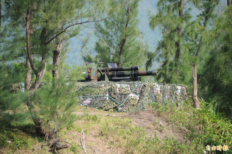 花防部砲兵營105榴砲，進入七星潭海岸附近的砲陣地。（記者游太郎攝）