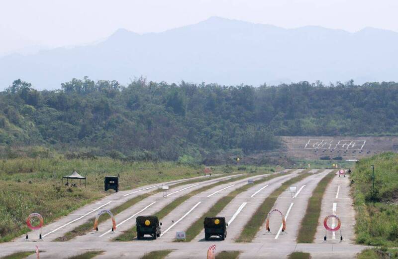 無人機訓練中心教官依序實施「攻擊固定、移動式、空中目標」及「精準投彈」等4項課目實兵示範。（圖：取自軍媒青年日報）