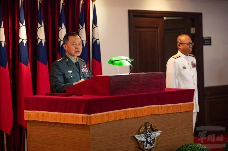 國防部新任常務次長由吳立平中將（右）接任，新職介紹典禮今天由國防部副部長鍾樹明上將（左）主持。（圖：軍聞社提供）