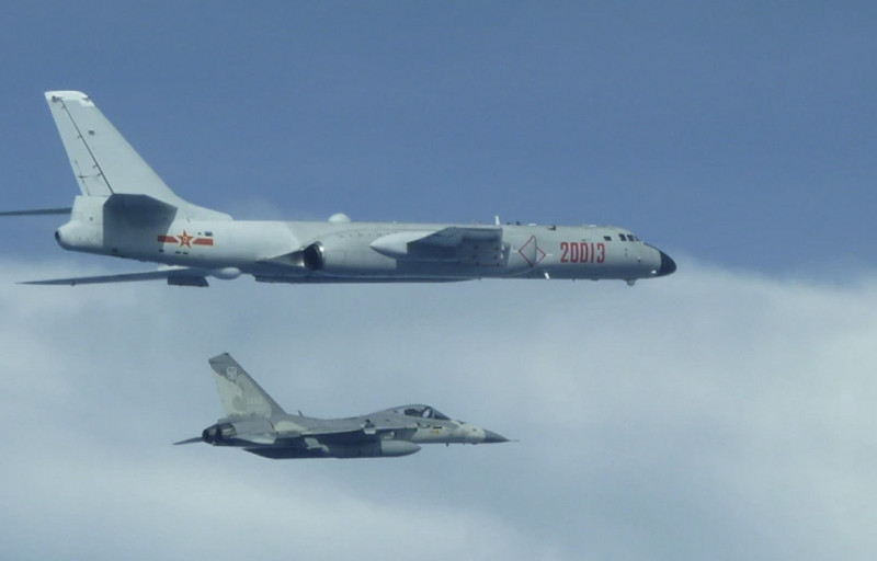 共軍鴨霸廣播意圖驅離美台軍機 我軍霸氣回嗆：請勿干擾行動！