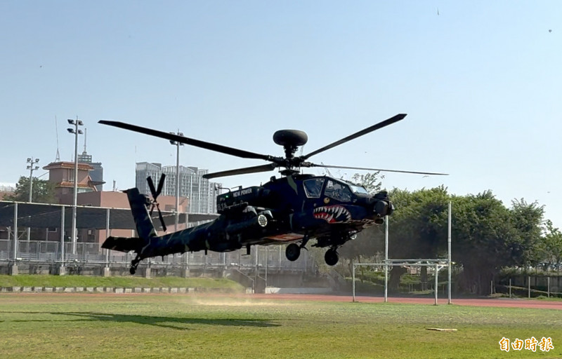 AH-64E阿帕契攻擊直升機最新彩繪圖裝亮相， 今天試航逢甲大學。（記者蔡淑媛攝）