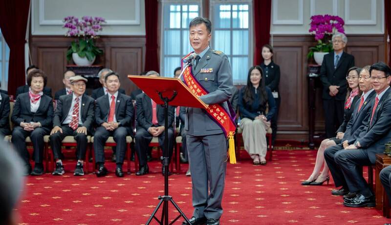 朱河銘曾任中部地區後備指揮部醫行室士官長及南部地區後備指揮部醫行室士官長等職，具有初級丶中級與專業級救護技術員資格，目前為高階專業戰傷救護員。（圖：後備指揮部提供）