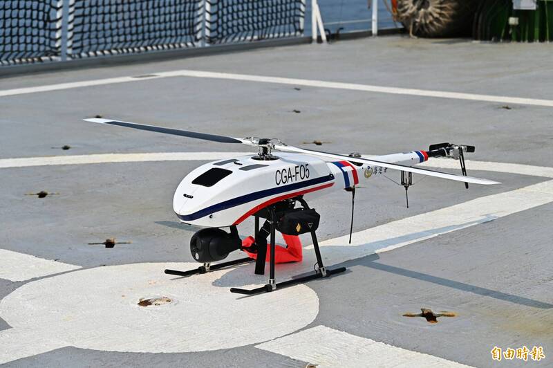 圖為掛載救生圈的AXH-E230RS型旋翼式無人機。（記者李惠洲攝）