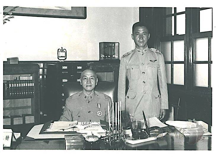 戚榮春在完成任務後獲時任總統蔣中正召見。（圖：《鐵翼英雄：守望台海蒼穹的空中衛士》，燎原出版授權提供）