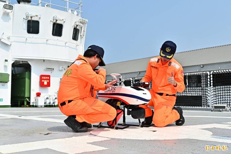 無人機起飛前準備測試。（記者李惠洲攝）