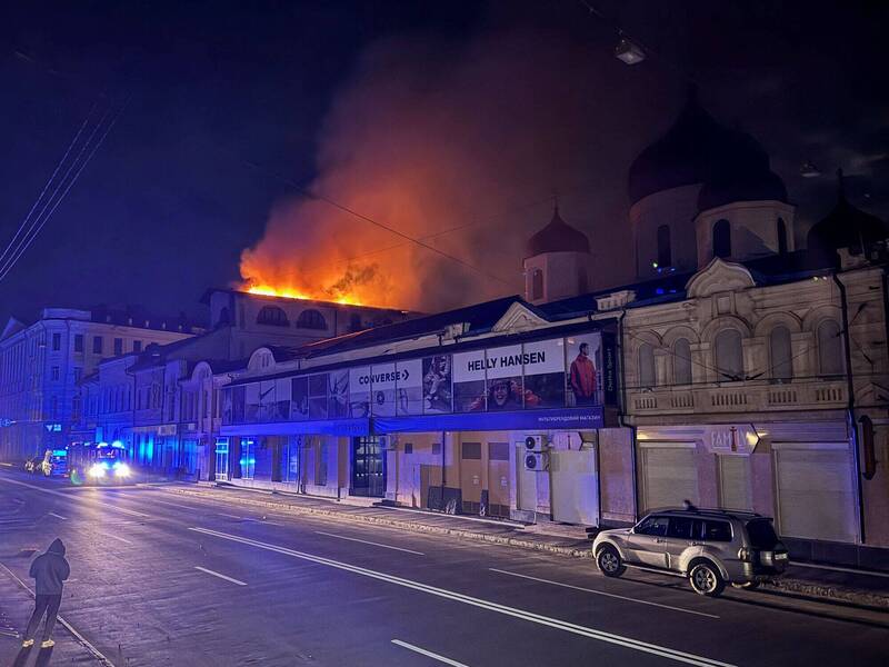 烏克蘭哈爾科夫市中心1棟建築物2日遭俄羅斯無人機攻擊後起火燃燒。（路透）