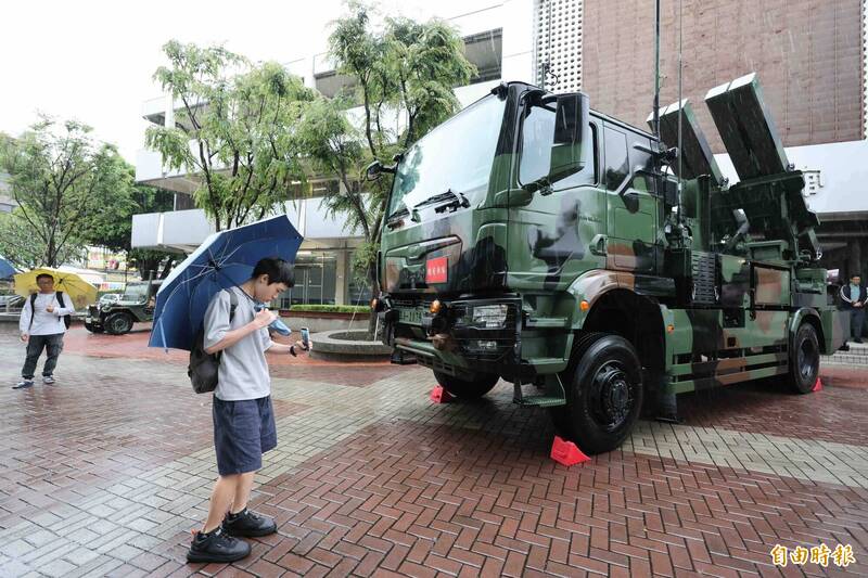 陸射劍二飛彈發射車。（記者蔡淑媛攝）