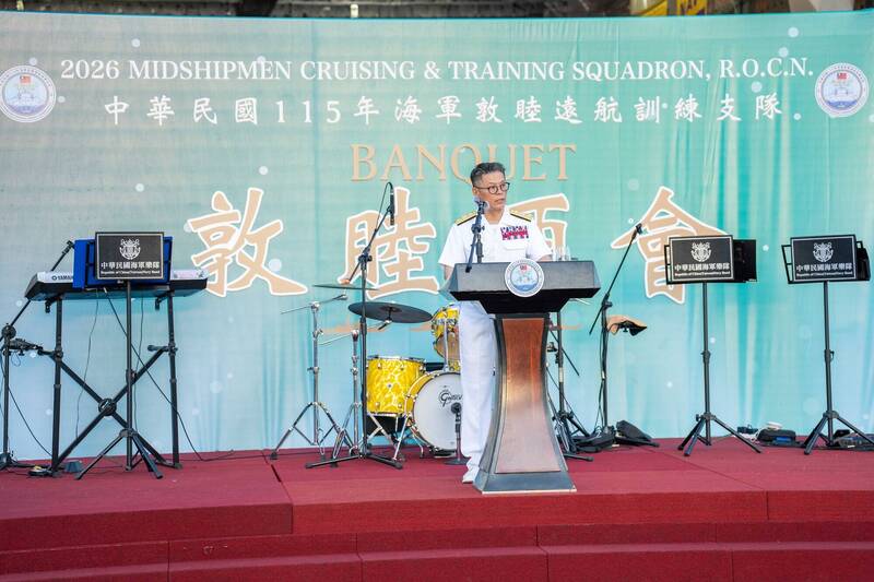 我國海軍敦睦遠航訓練支隊訪問友邦時，均會在磐石軍艦上舉辦歡迎會，艦上有展示館展示我國在經濟丶國防科技等方面的成果。圖為115年訓練支隊長陳明峯少將。（圖：取自我駐馬紹爾大使館臉書專頁）