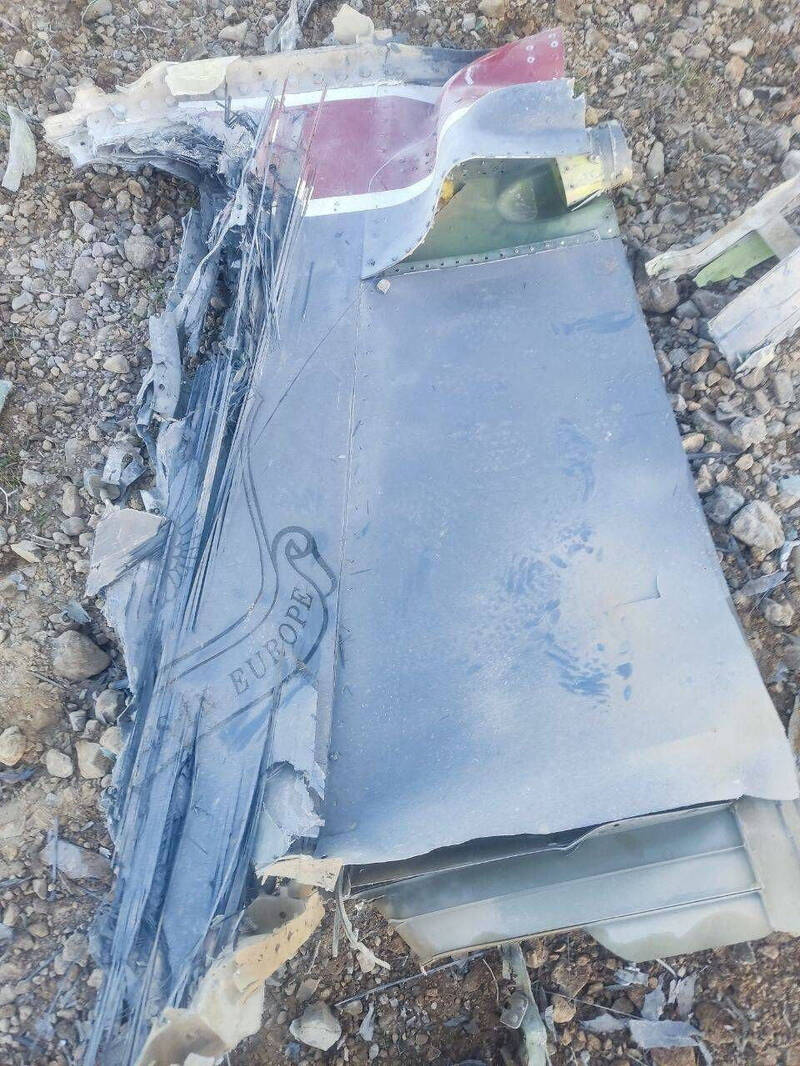 圖為伊朗媒體展示的美軍F-15E戰機機尾殘骸，上有美國駐歐洲空軍字樣。（路透）