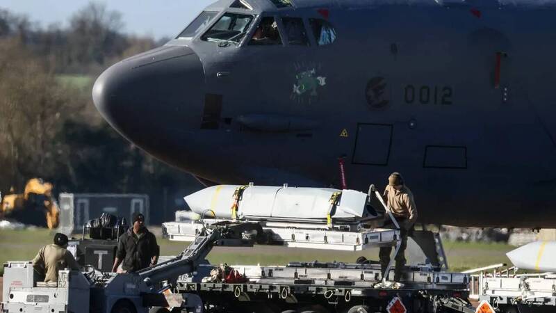 圖為美軍地勤人員3月14日於英國費爾福德皇家空軍基地（RAF Fairford），將巡弋飛彈裝載 B-52轟炸機上。（路透）