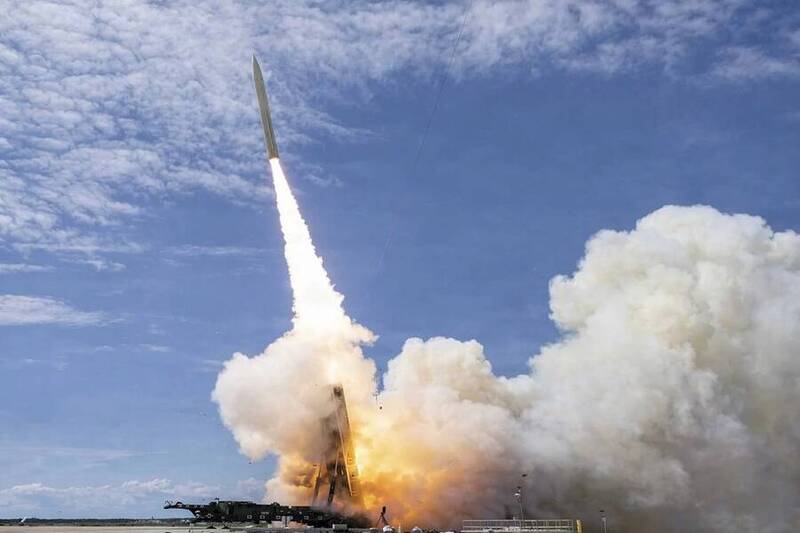 美軍試射「5馬赫」飛彈 陸海都能打 防空系統難攔
