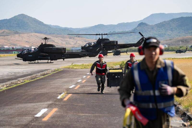 完成備炸作業後，武器組人員迅速脫離。（圖：軍聞社提供）