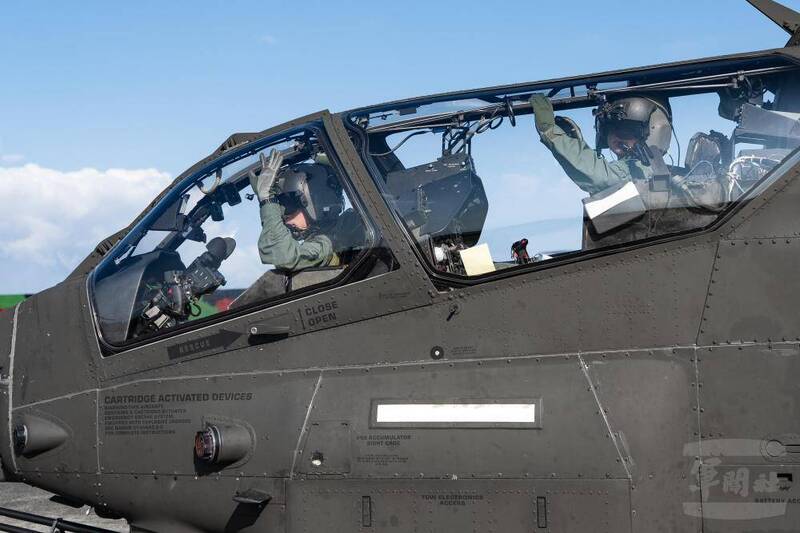 把鏡頭再拉近發現，兩位飛行員手舉高，是為了讓備炸區的武器組操作人員清楚看到，避免觸碰武器相關開關，以防武器意外擊發。（圖：軍聞社提供）