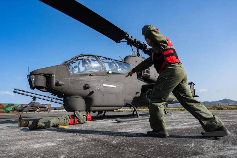 AH-1W攻擊直升機飛行員兩手舉高高  竟是為了「這個原因」